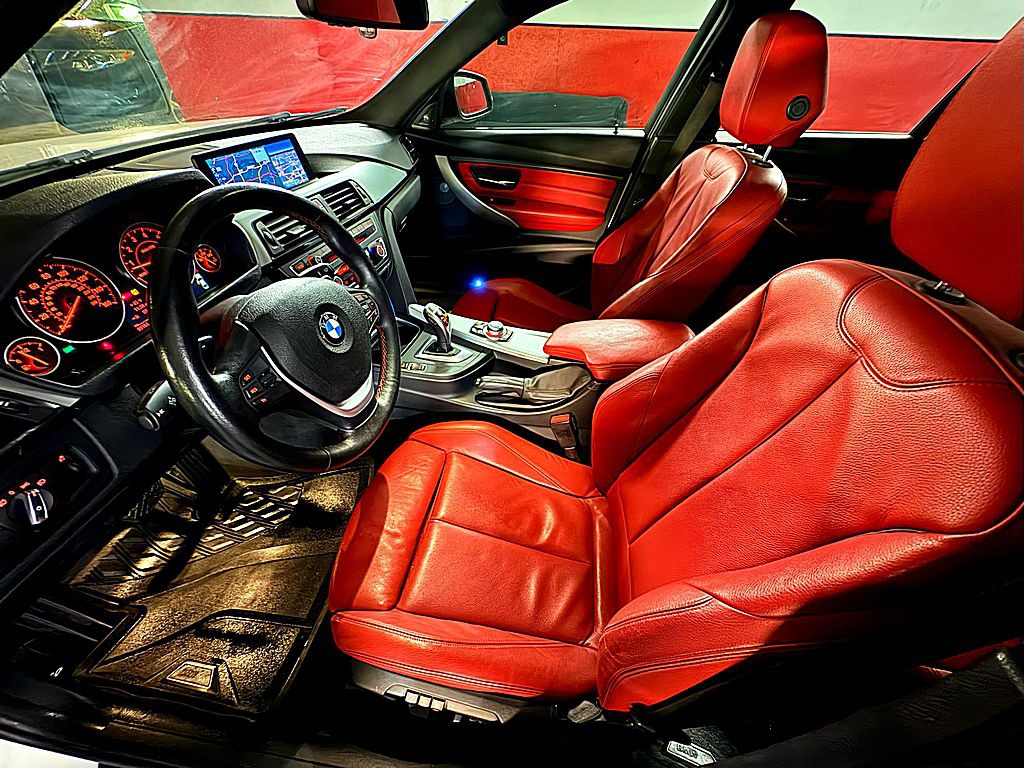 2013 BMW 3 Series Image 10