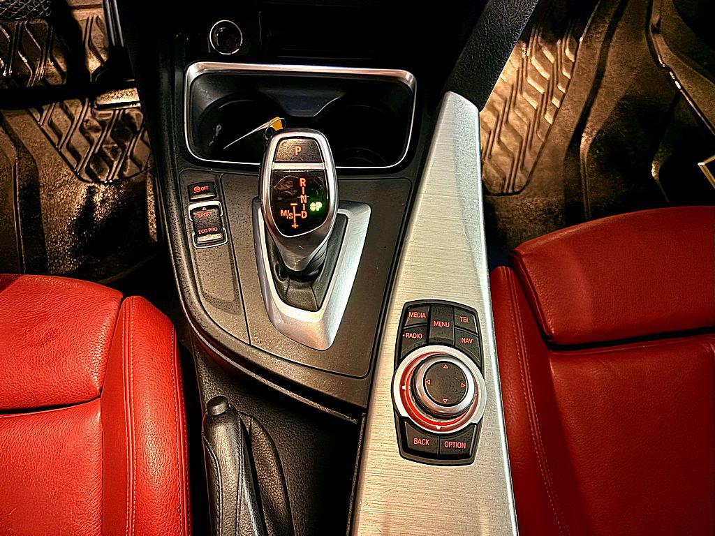 2013 BMW 3 Series Image 15