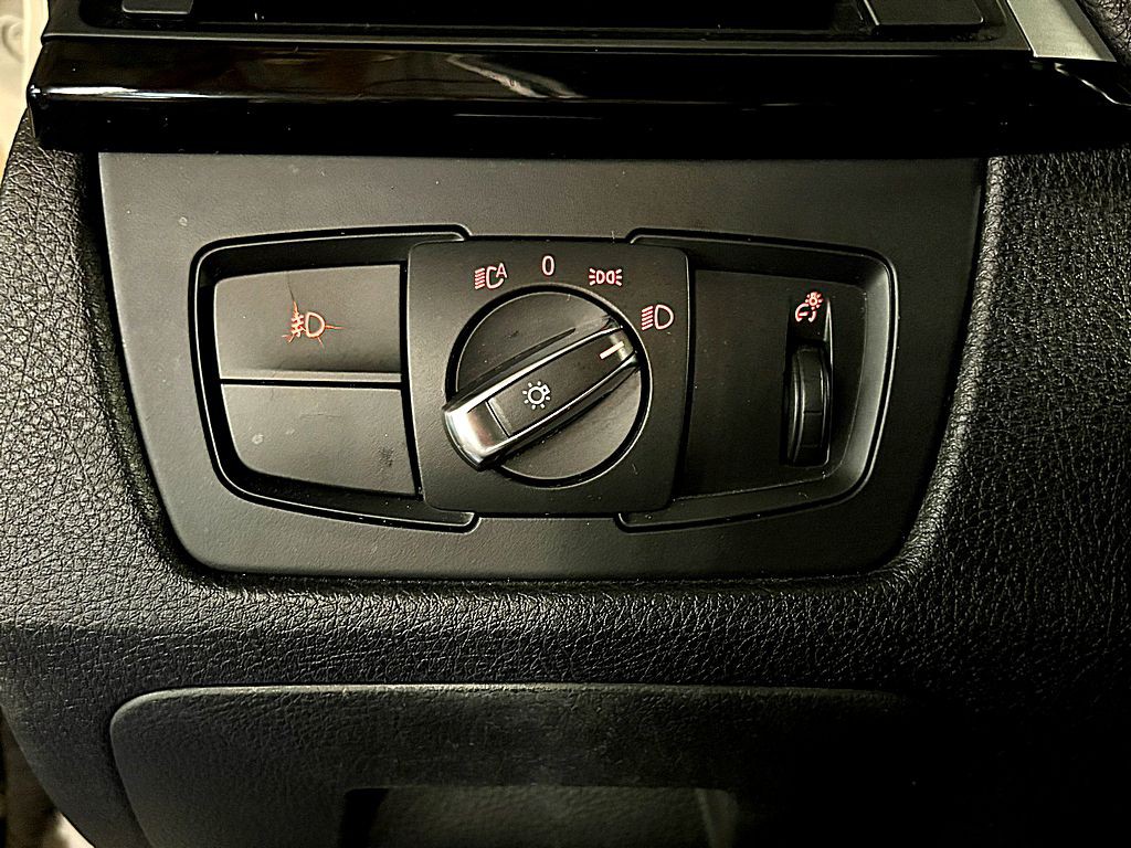 2013 BMW 3 Series Image 19