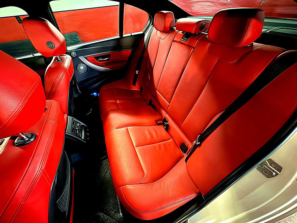 2013 BMW 3 Series Image 23