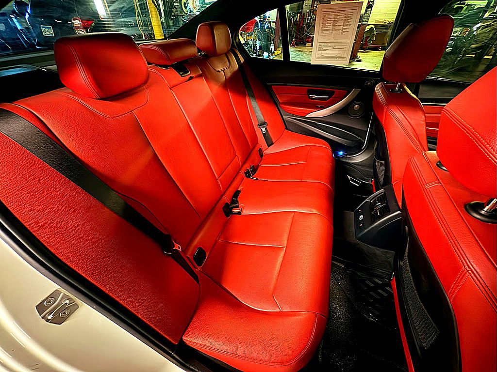 2013 BMW 3 Series Image 25