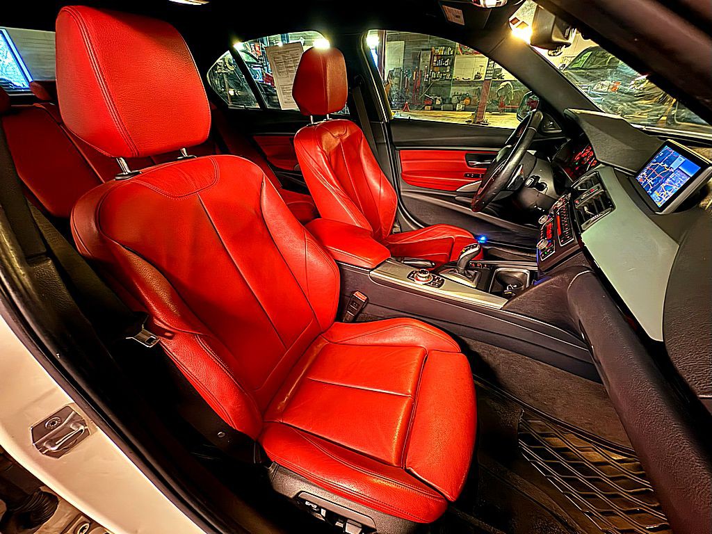 2013 BMW 3 Series Image 26