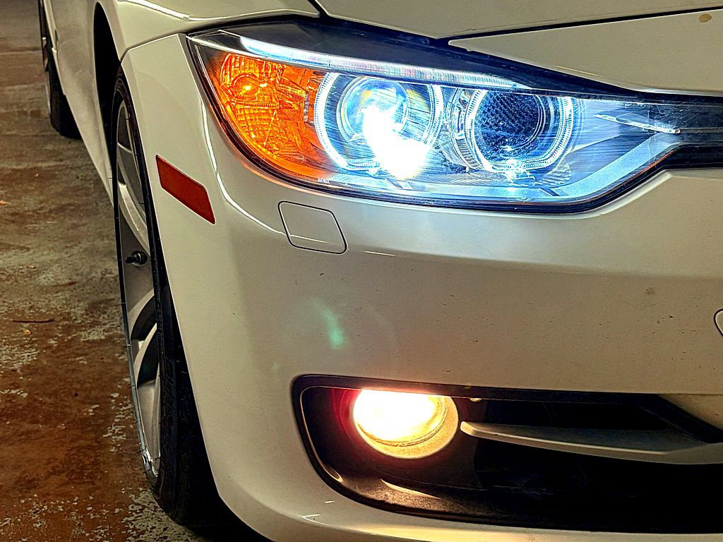 2013 BMW 3 Series Image 32