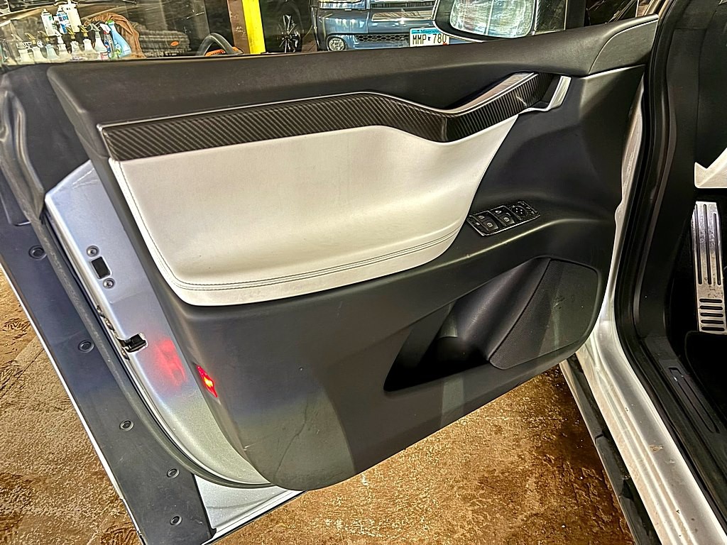 2017 Tesla Model X Image 23