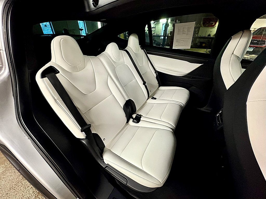 2017 Tesla Model X Image 32