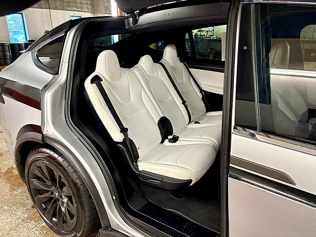 2017 Tesla Model X Image 34