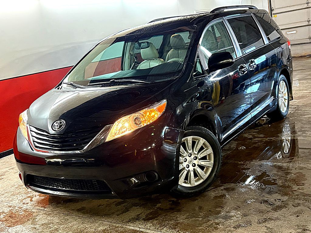 2014 Toyota Sienna Image 1