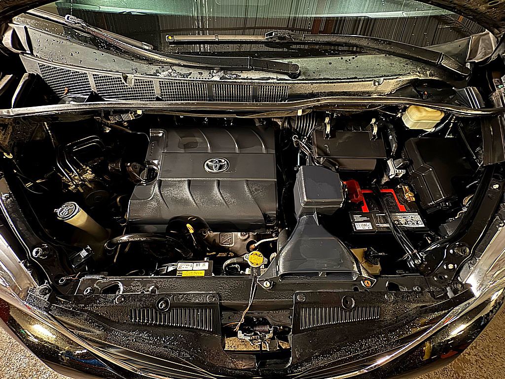 2014 Toyota Sienna Image 2