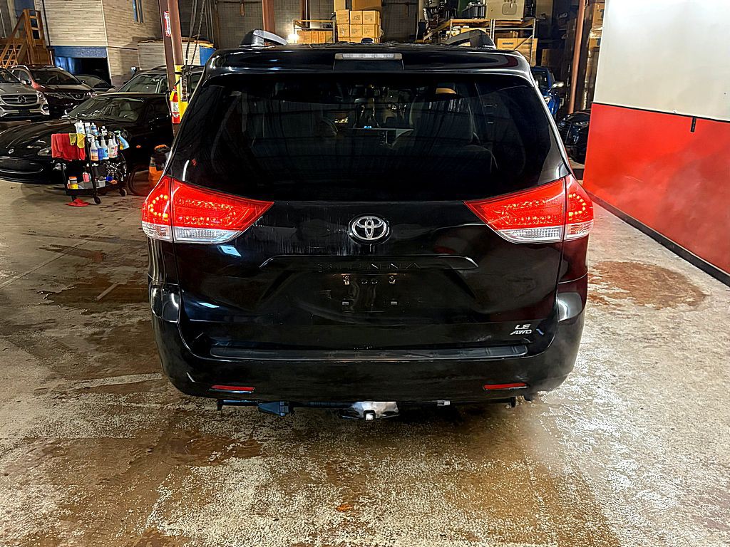 2014 Toyota Sienna Image 6