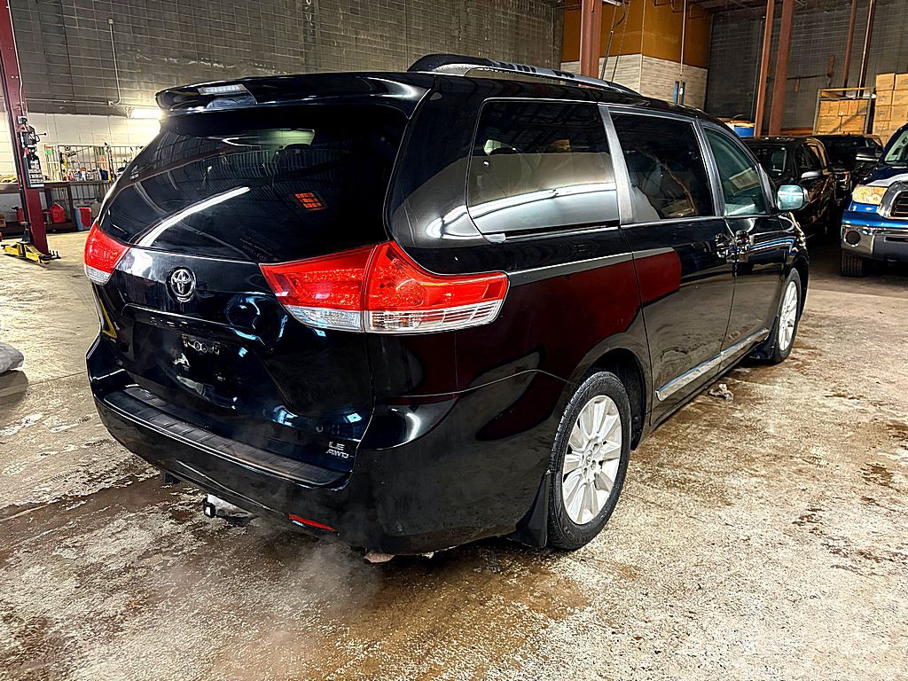 2014 Toyota Sienna Image 7