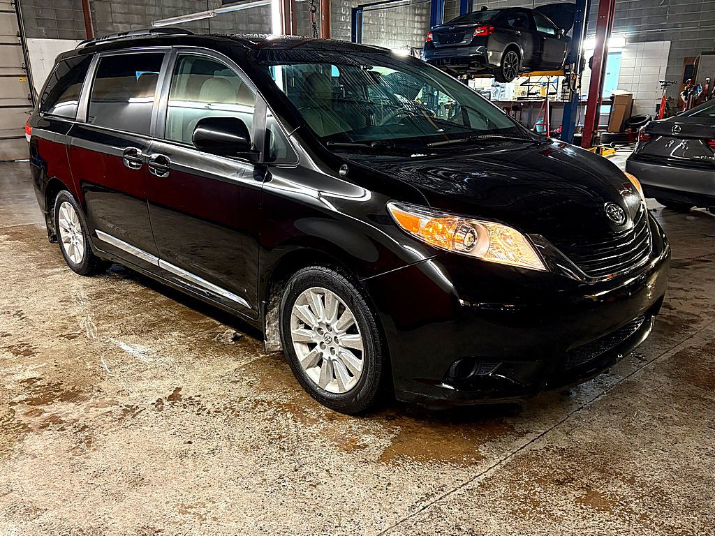 2014 Toyota Sienna Image 8