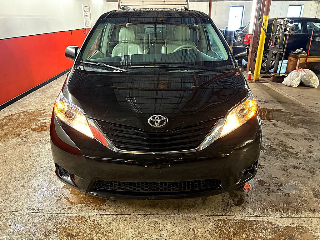 2014 Toyota Sienna Image 9