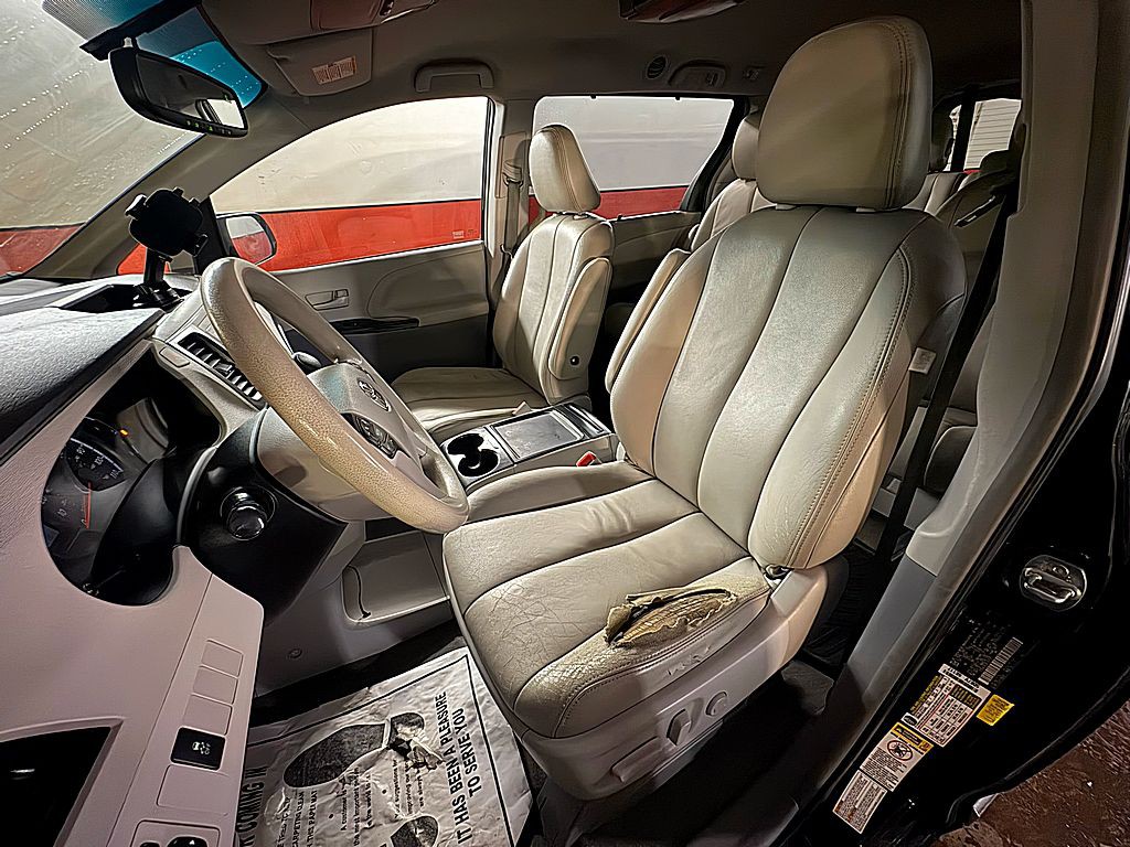 2014 Toyota Sienna Image 10