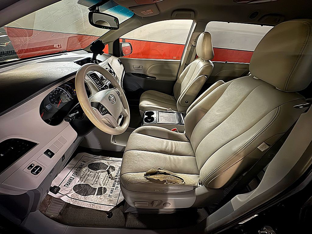 2014 Toyota Sienna Image 11
