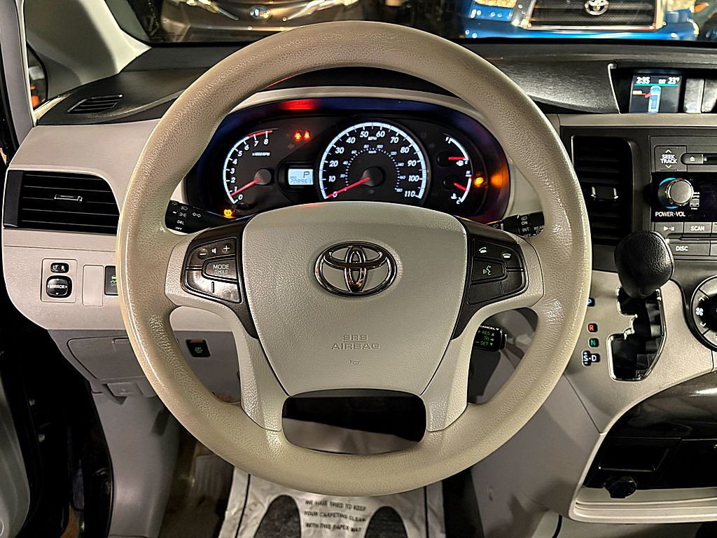 2014 Toyota Sienna Image 12