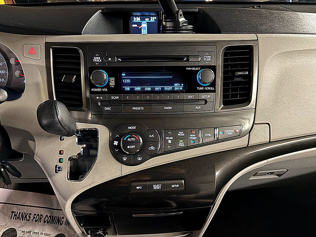 2014 Toyota Sienna Image 14
