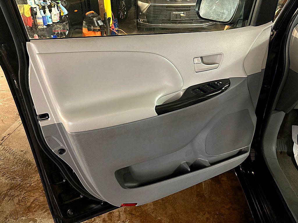 2014 Toyota Sienna Image 18