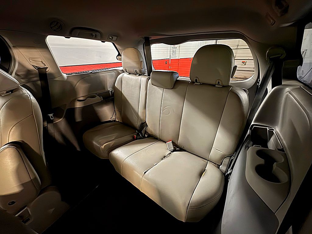 2014 Toyota Sienna Image 22
