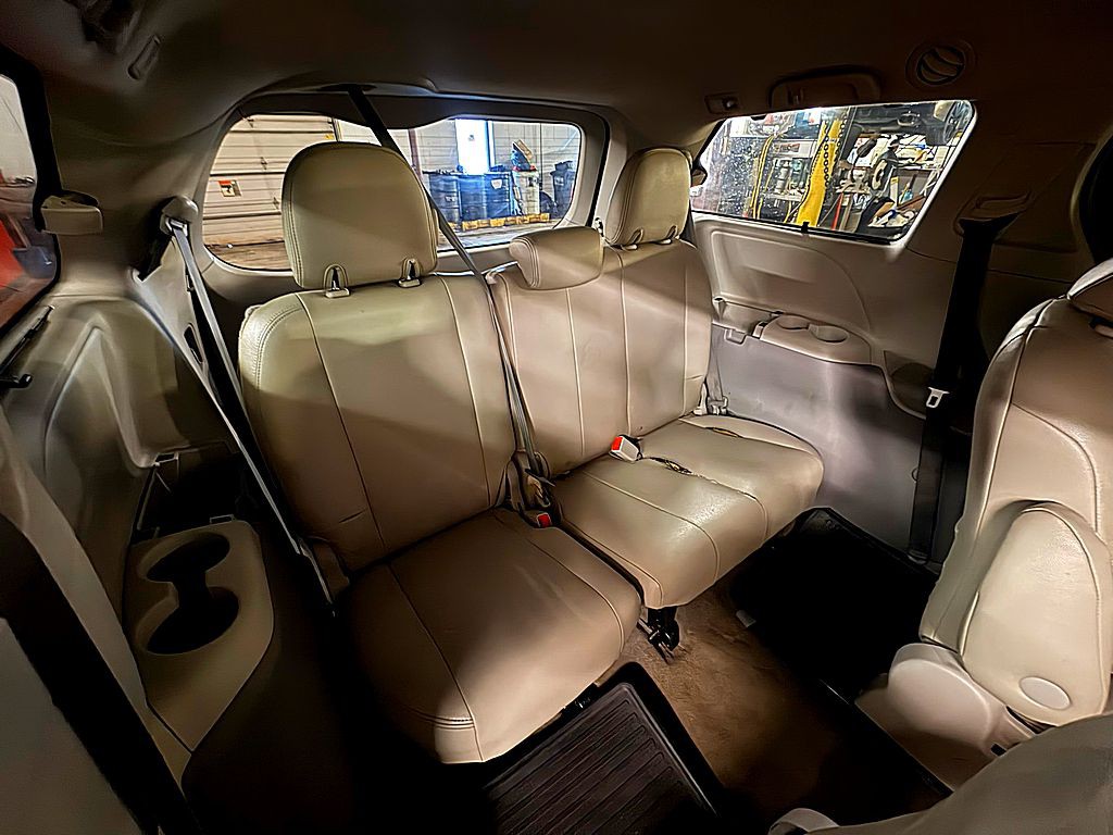 2014 Toyota Sienna Image 24