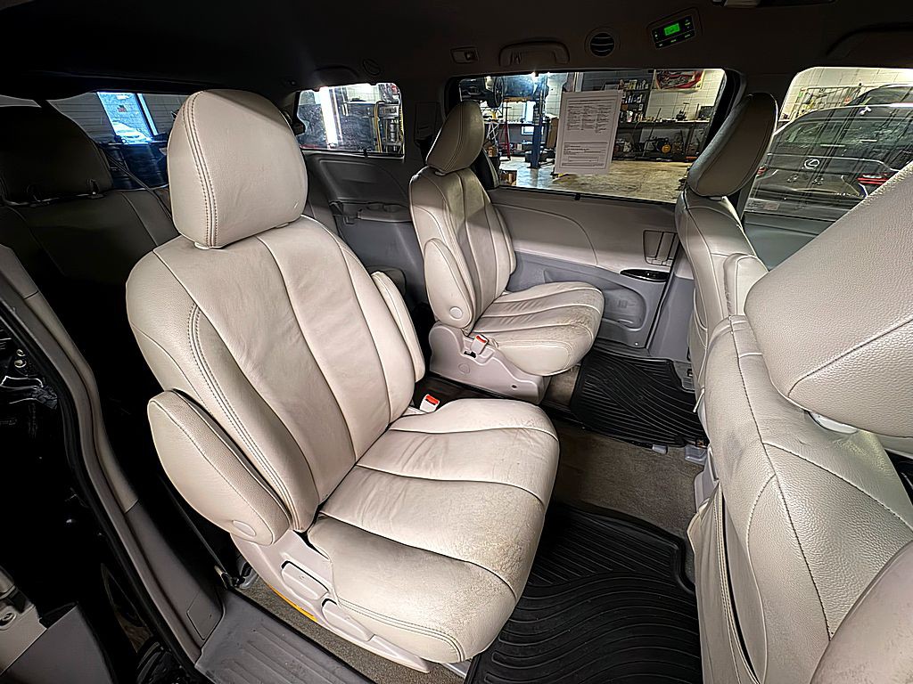 2014 Toyota Sienna Image 25