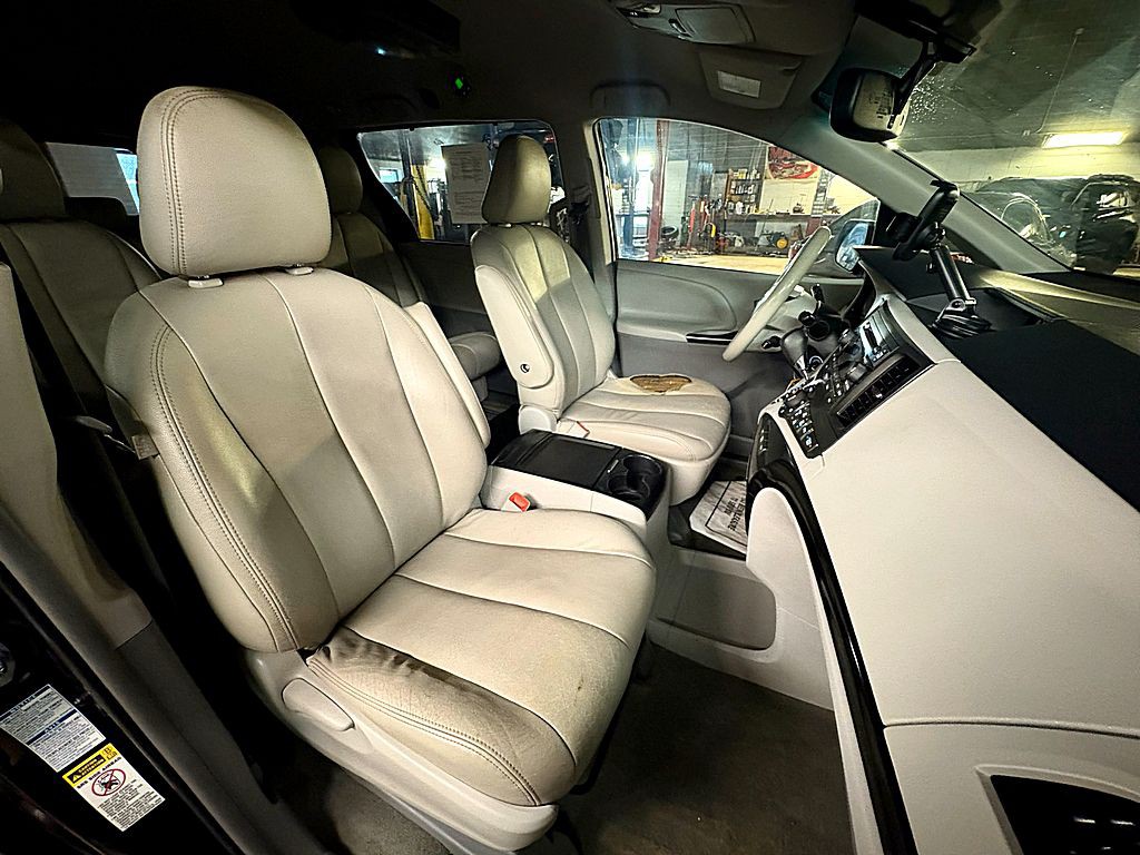 2014 Toyota Sienna Image 26