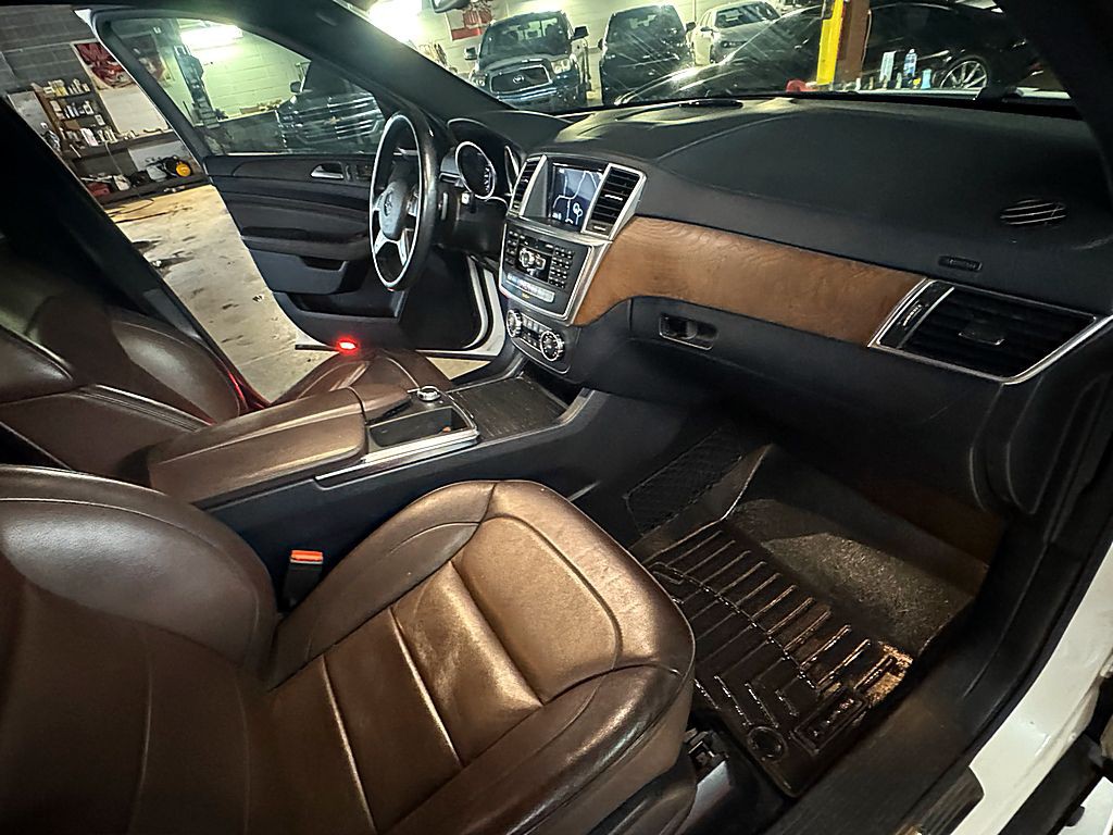 2012 Mercedes-Benz M-Class Image 24
