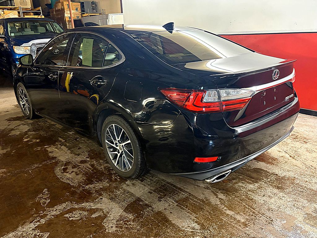 2016 Lexus ES Image 5