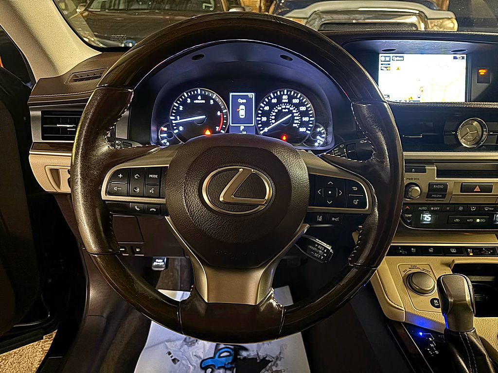 2016 Lexus ES Image 12