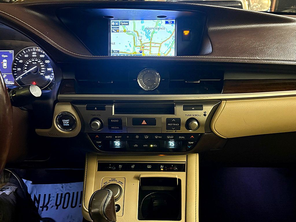 2016 Lexus ES Image 14