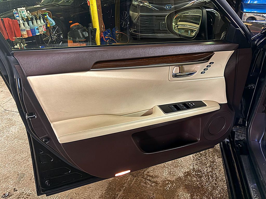 2016 Lexus ES Image 20