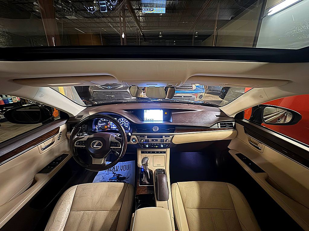2016 Lexus ES Image 22