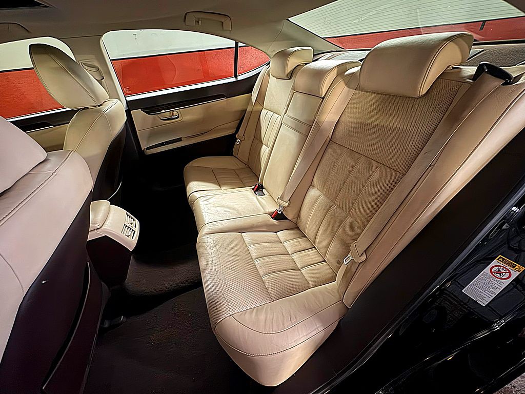 2016 Lexus ES Image 23