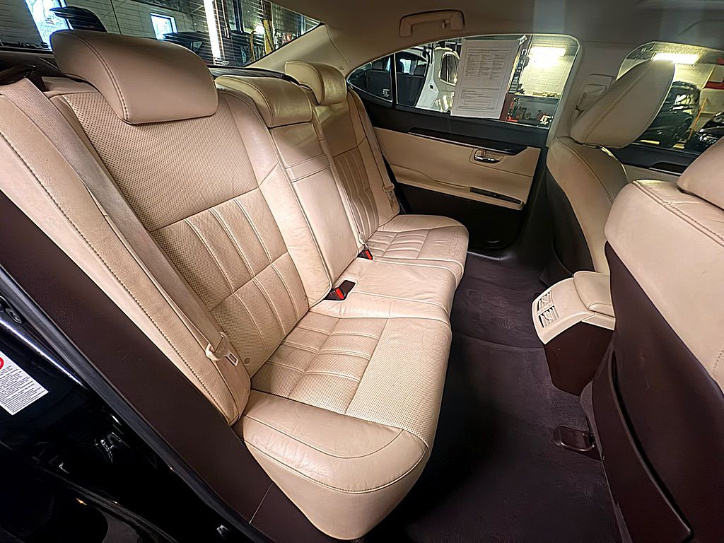 2016 Lexus ES Image 26