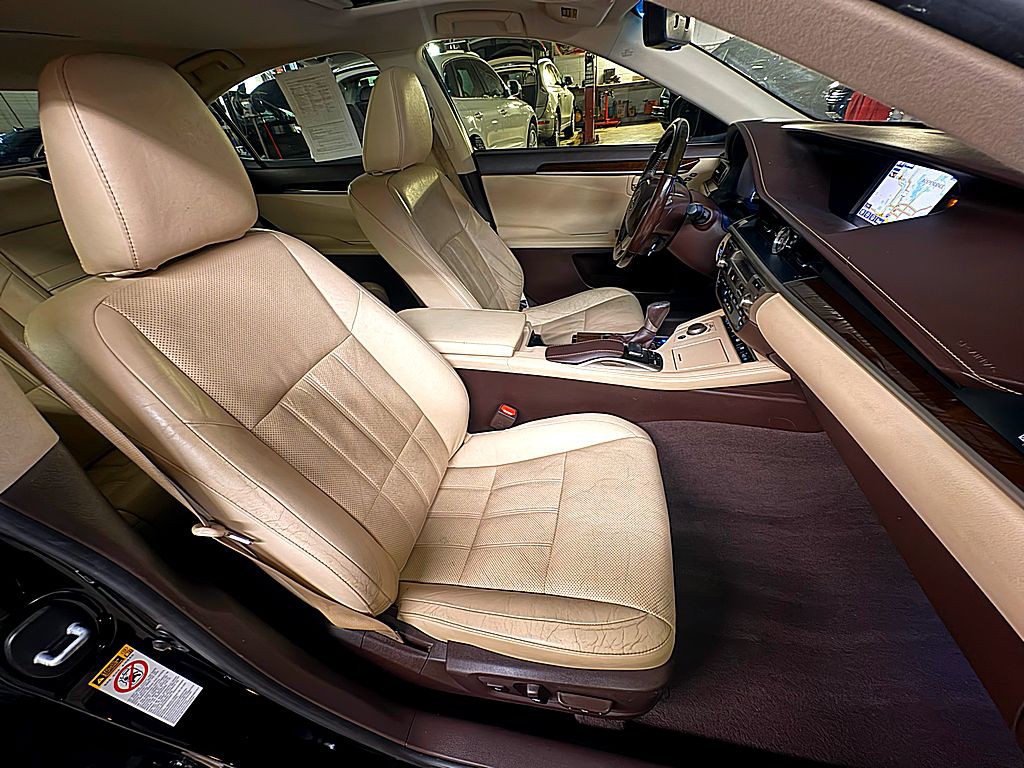 2016 Lexus ES Image 27