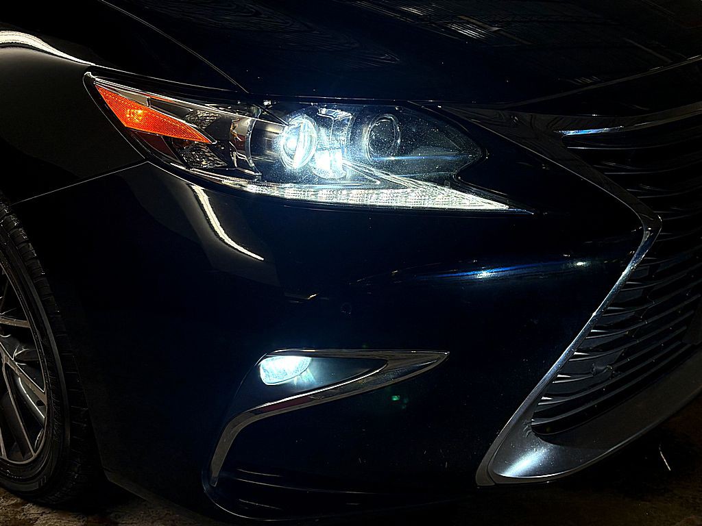 2016 Lexus ES Image 30
