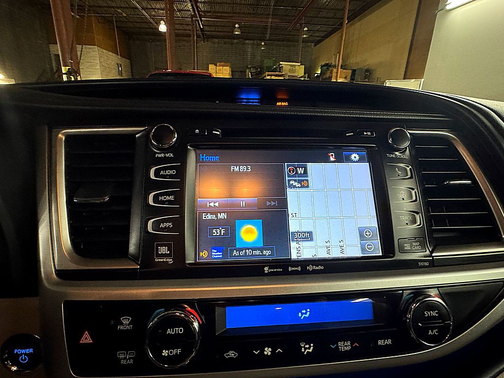 2016 Toyota Highlander Image 14