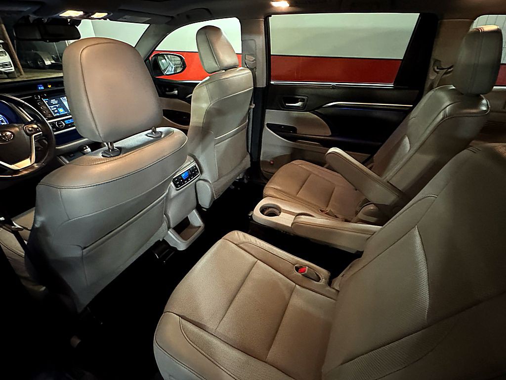 2016 Toyota Highlander Image 18