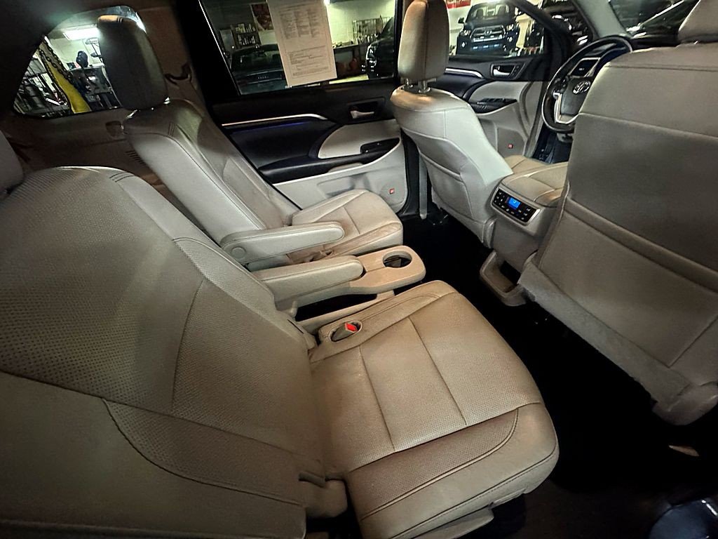 2016 Toyota Highlander Image 22