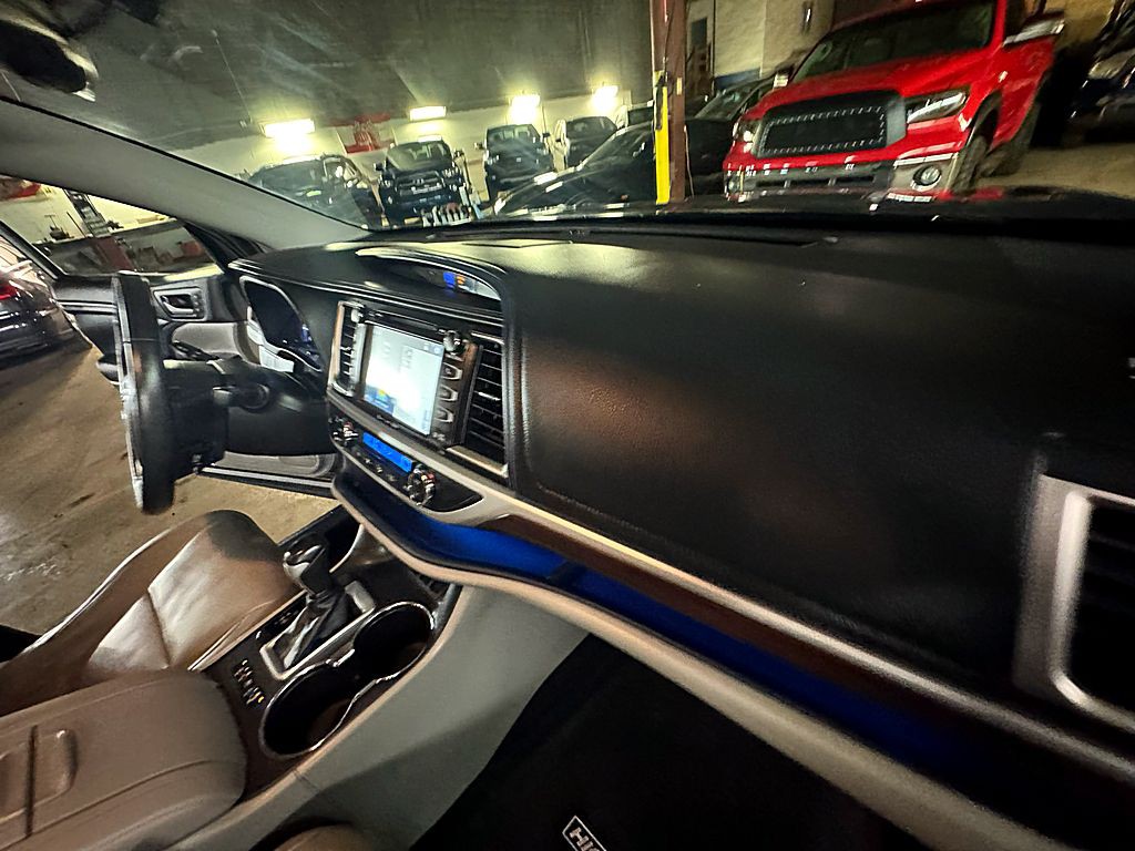 2016 Toyota Highlander Image 24