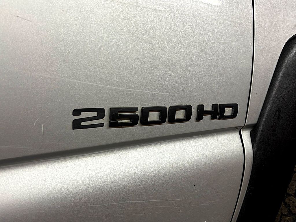 2003 GMC Sierra Image 25