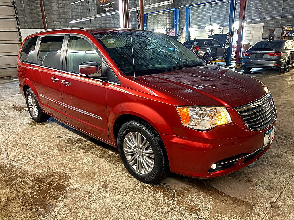 2016 Chrysler Town & Country Image 8