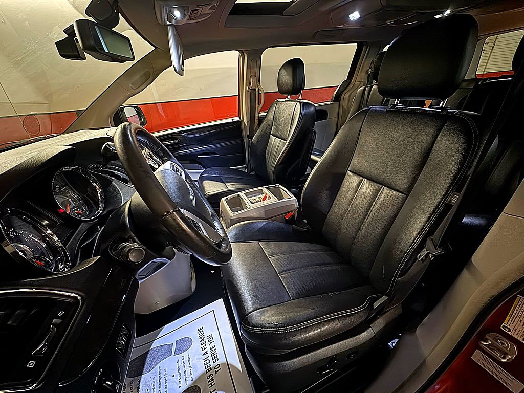 2016 Chrysler Town & Country Image 10