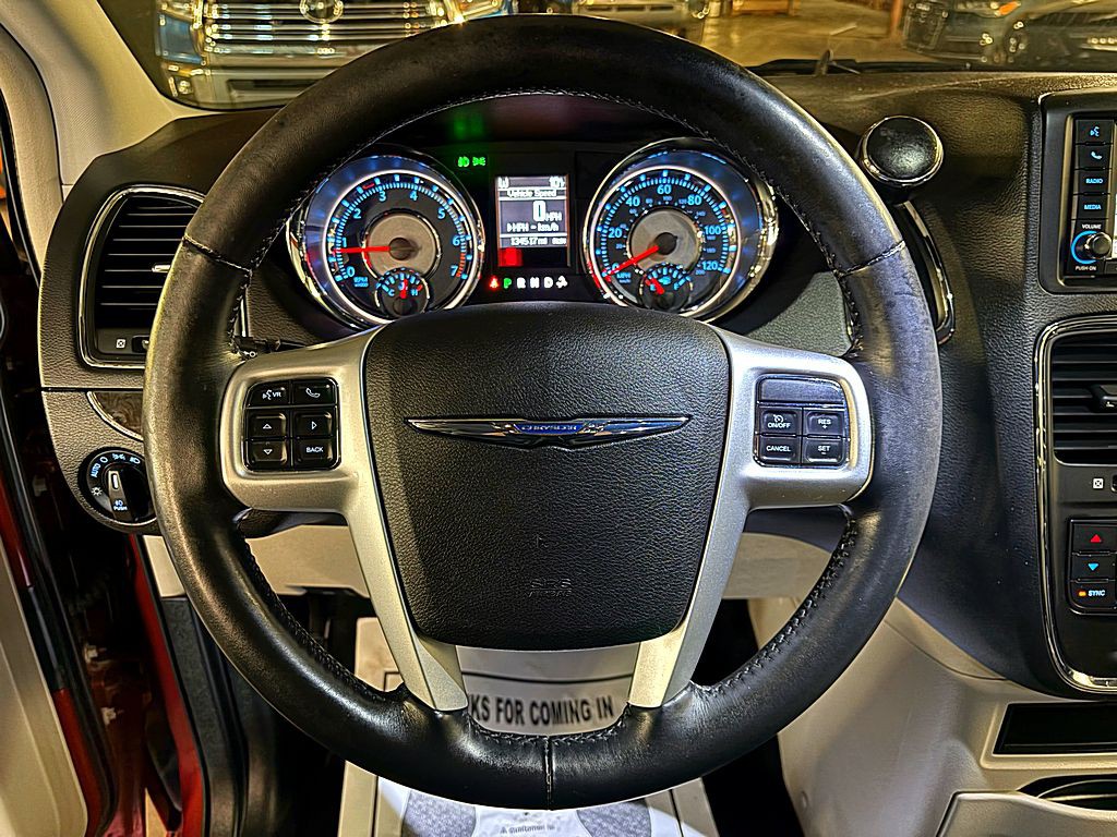 2016 Chrysler Town & Country Image 11