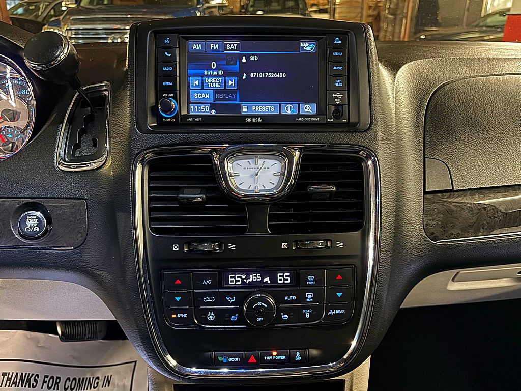 2016 Chrysler Town & Country Image 13