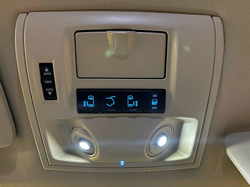 2016 Chrysler Town & Country Image 17