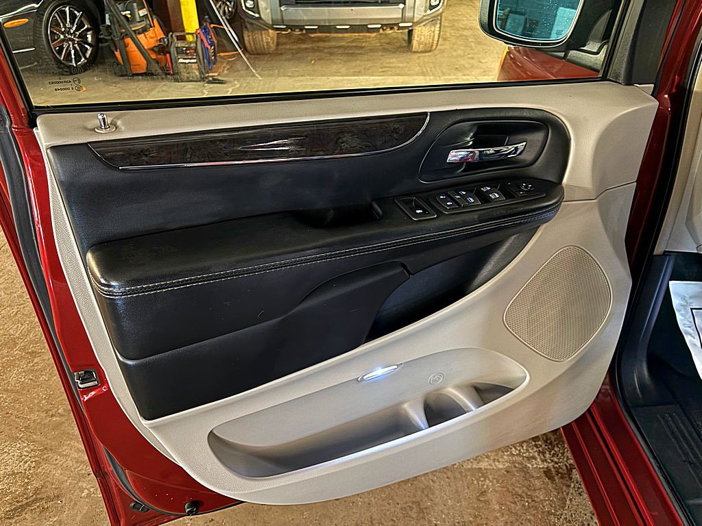 2016 Chrysler Town & Country Image 19
