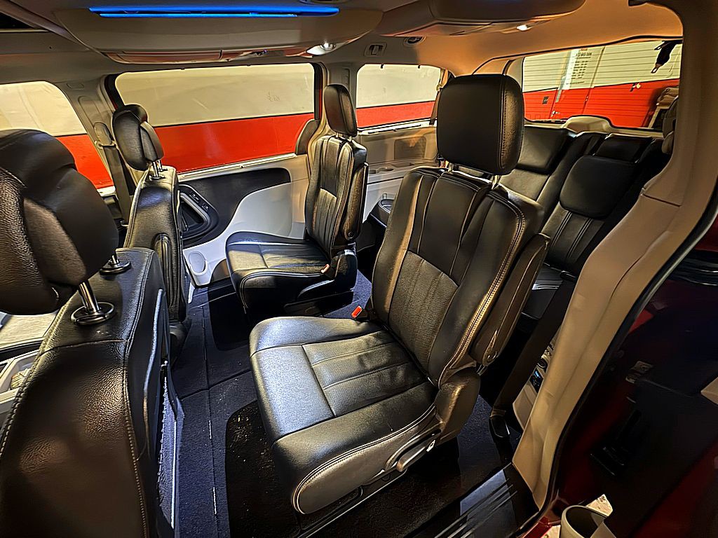 2016 Chrysler Town & Country Image 22