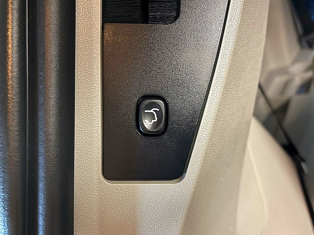 2016 Chrysler Town & Country Image 25