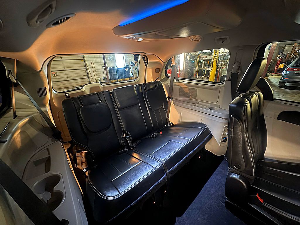2016 Chrysler Town & Country Image 26