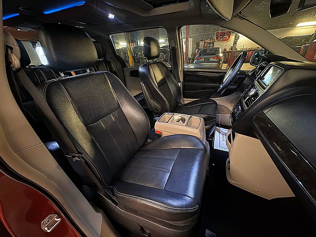 2016 Chrysler Town & Country Image 28